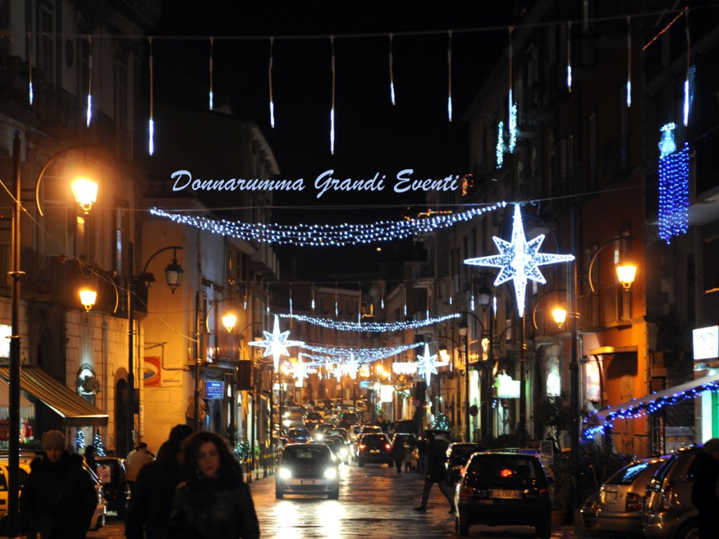 Luminarie a stelle su via cittadina