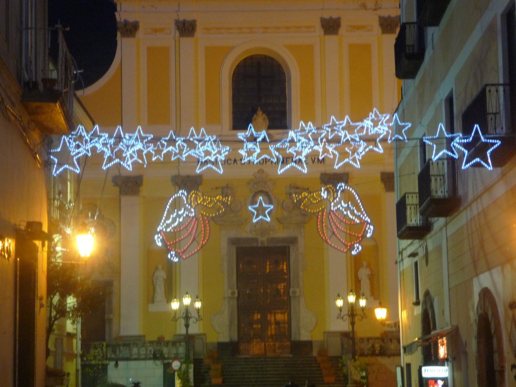 Angeli luminosi sulla basilica di Minori