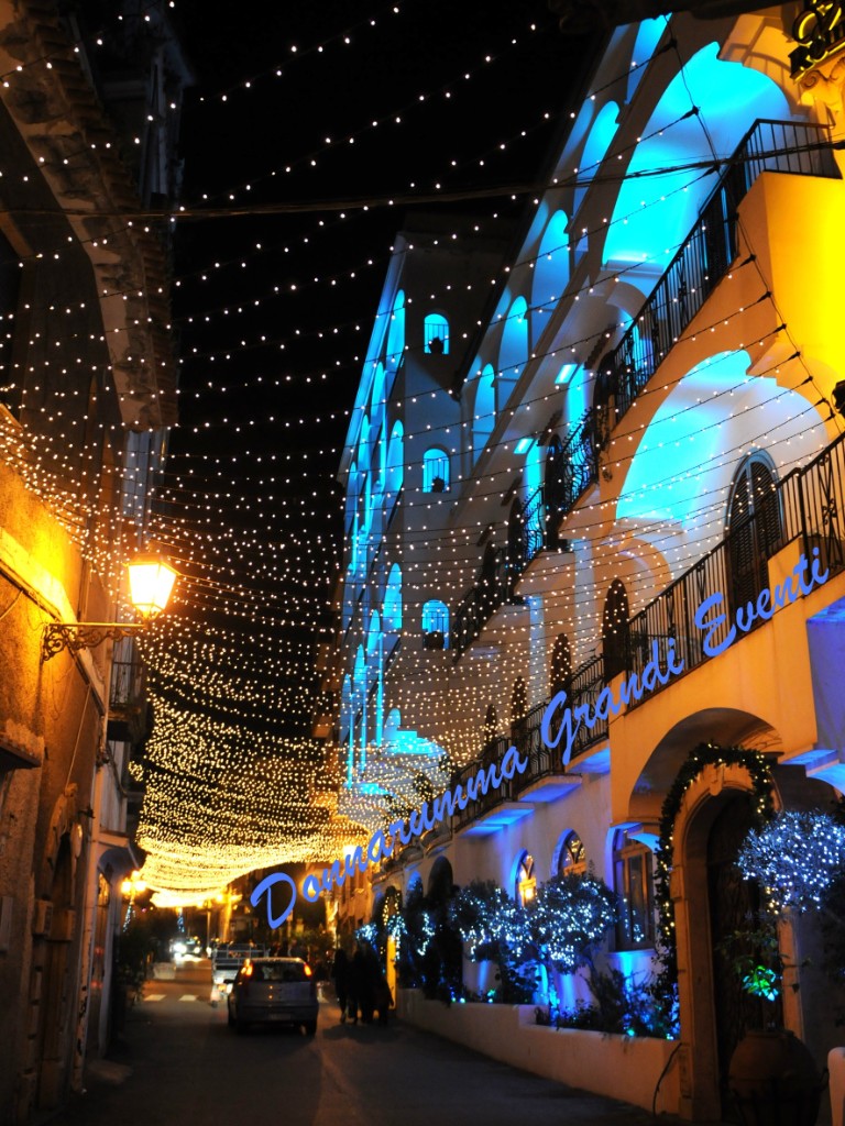 Cielo di luci e facciata illuminata